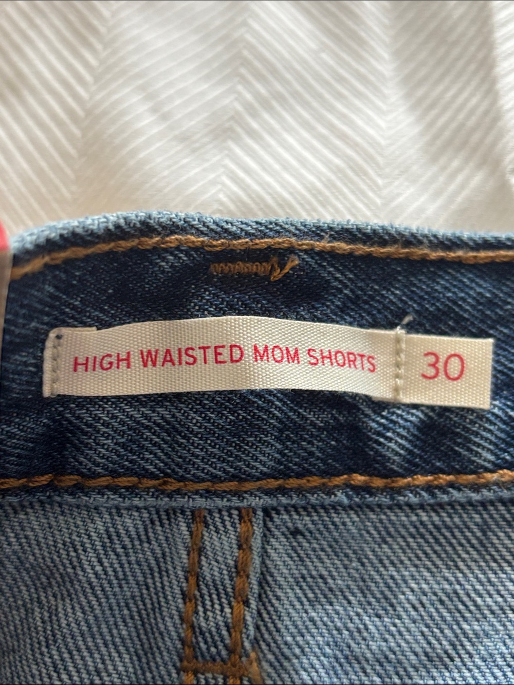 NEW Levi's High-Waisted Mom Denim Jean Shorts Sz 30 / 10 - Picture 4 of 7